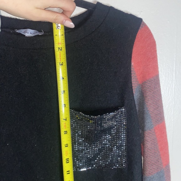 🎱Adorable plaid long sleeved top with a bright sequin pocket! - Picture 4 of 7